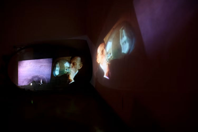 Attraverso lo specchio - Guendalina Salini